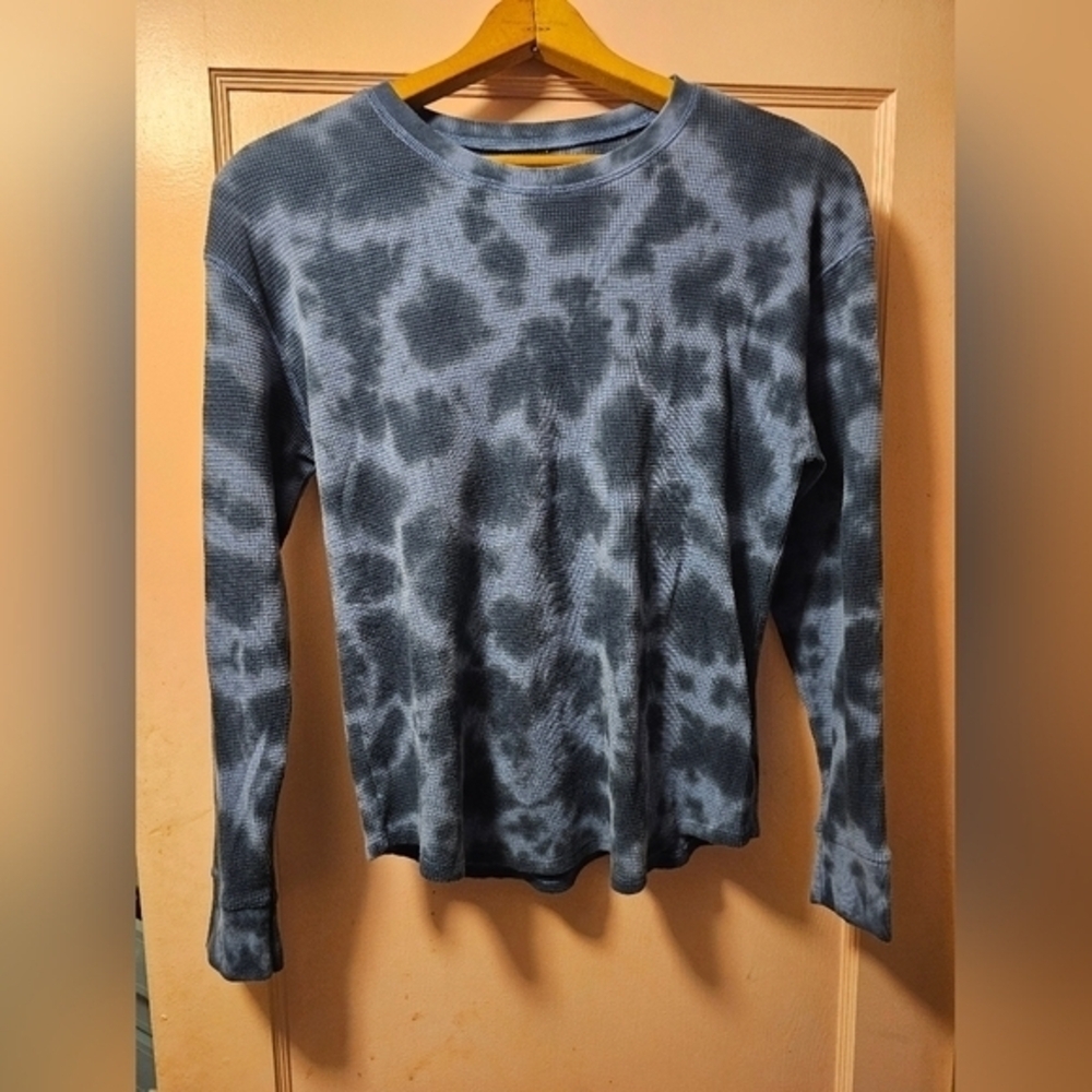 Lightweight blue splotchy thermal long sleeve‎ crew neck shirt from Time Tru.